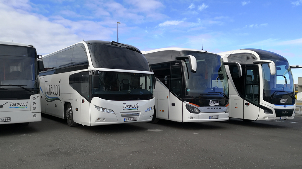 Turbuss1s bussflåte oppstilt