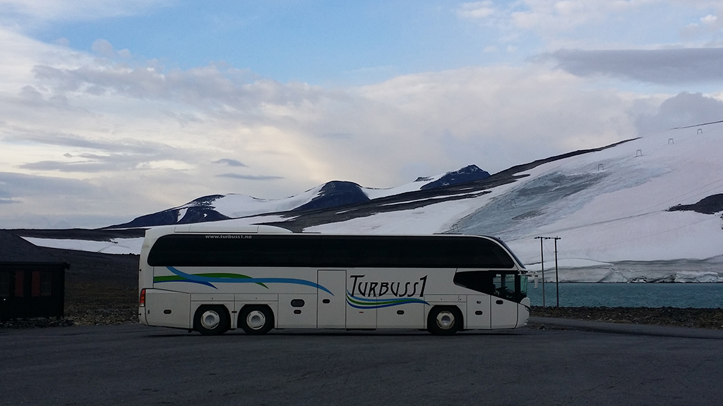 Turbuss1 ved fjell og fjord